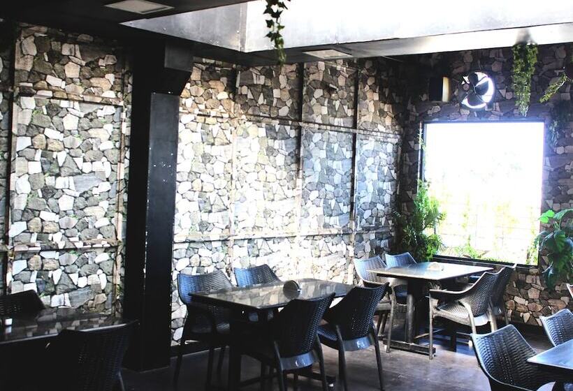 בית מלון כפרי Alps Residency