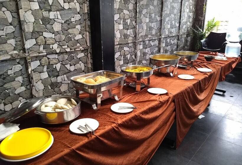 בית מלון כפרי Alps Residency