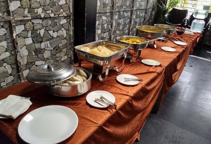 בית מלון כפרי Alps Residency