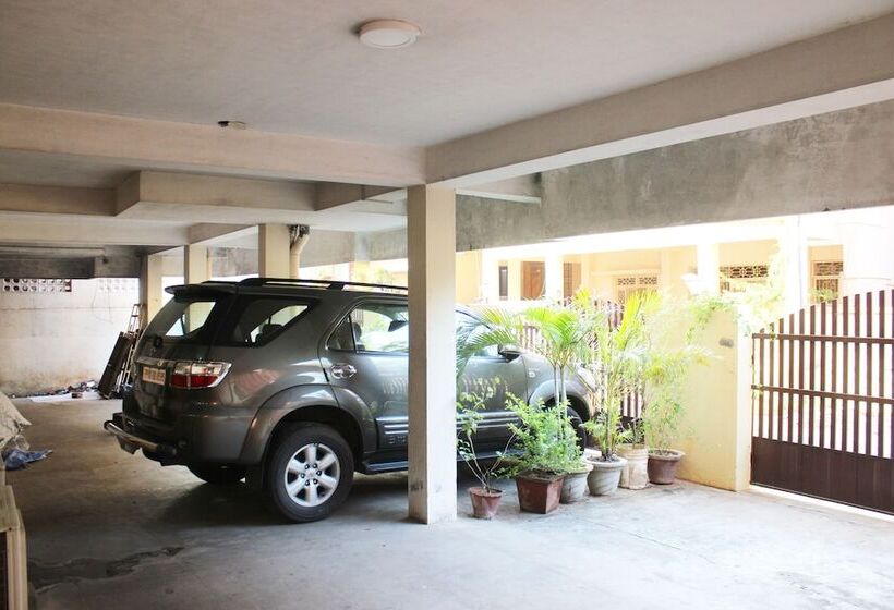 בית מלון כפרי Alps Residency