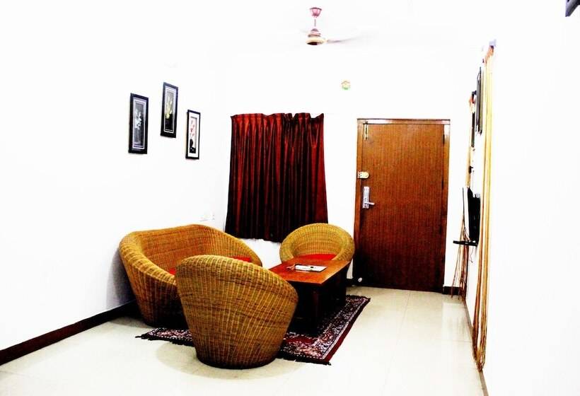 בית מלון כפרי Alps Residency