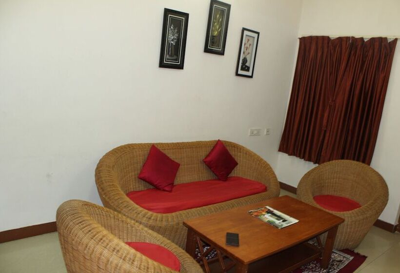 בית מלון כפרי Alps Residency