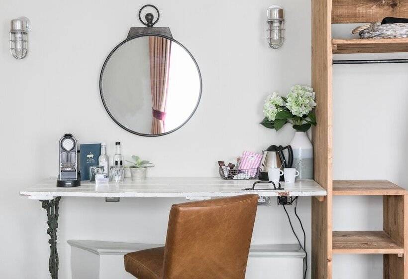 Отель The Angel & Blue Pig