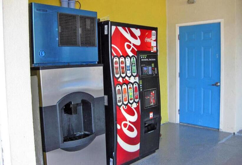 Мотель Relax Inn & Suites