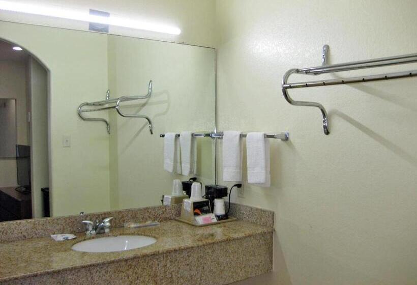 Мотель Relax Inn & Suites