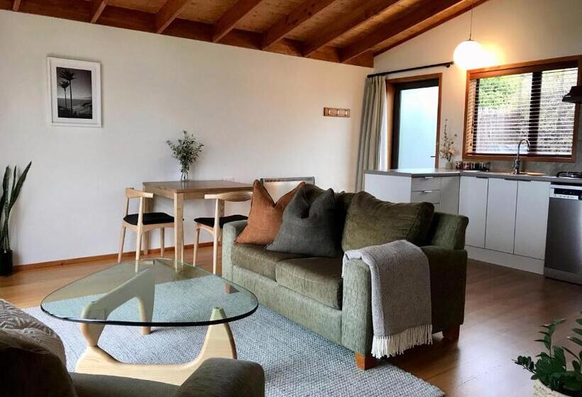 리조트 Adrift In Golden Bay Absolute Beachfront Villas