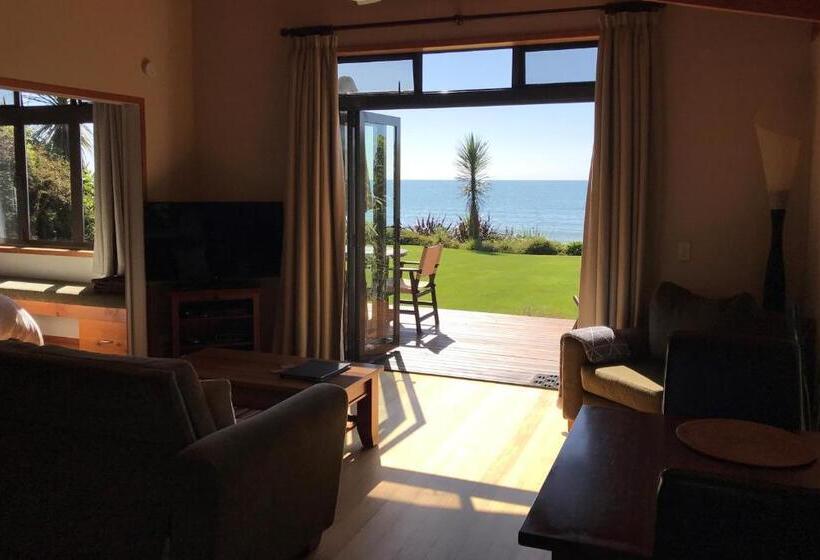 리조트 Adrift In Golden Bay Absolute Beachfront Villas