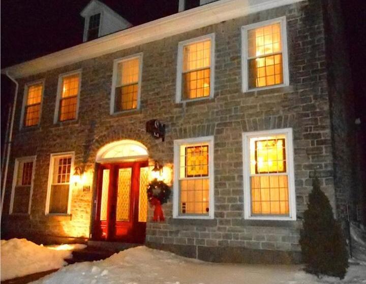 Sir Isaac Brock B&b Luxury Suites