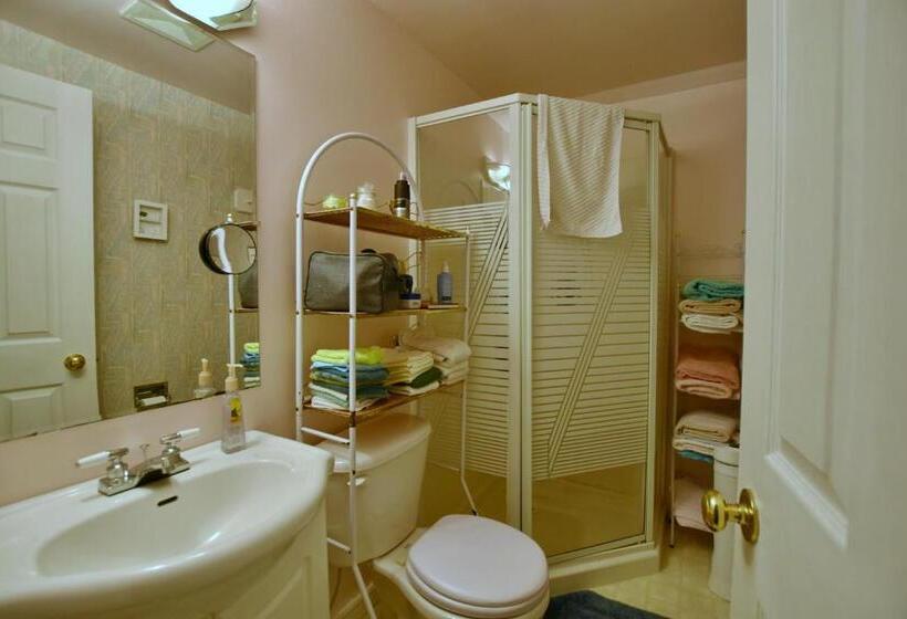 مبيت وإفطار 10th Avenue Guest House & Suites