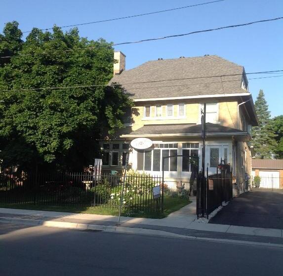 مبيت وإفطار 10th Avenue Guest House & Suites