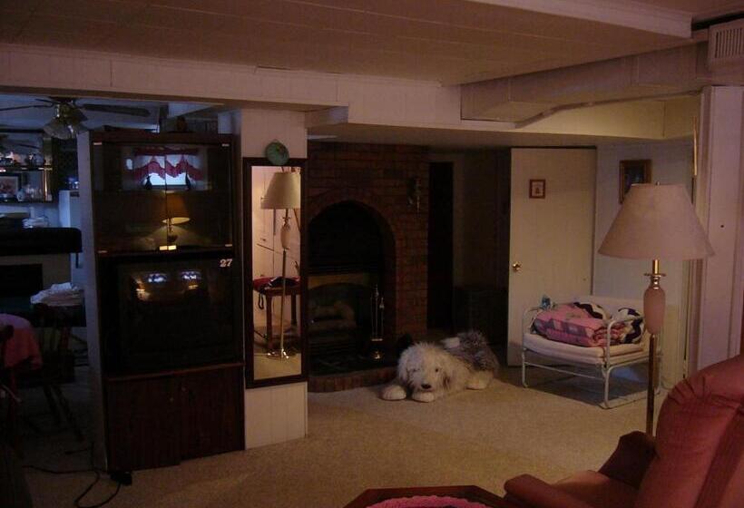 مبيت وإفطار 10th Avenue Guest House & Suites