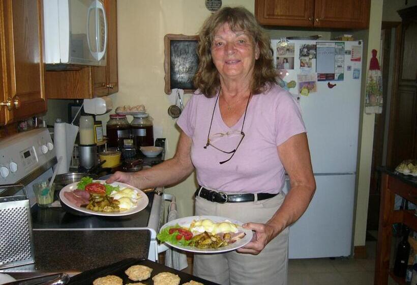 مبيت وإفطار 10th Avenue Guest House & Suites