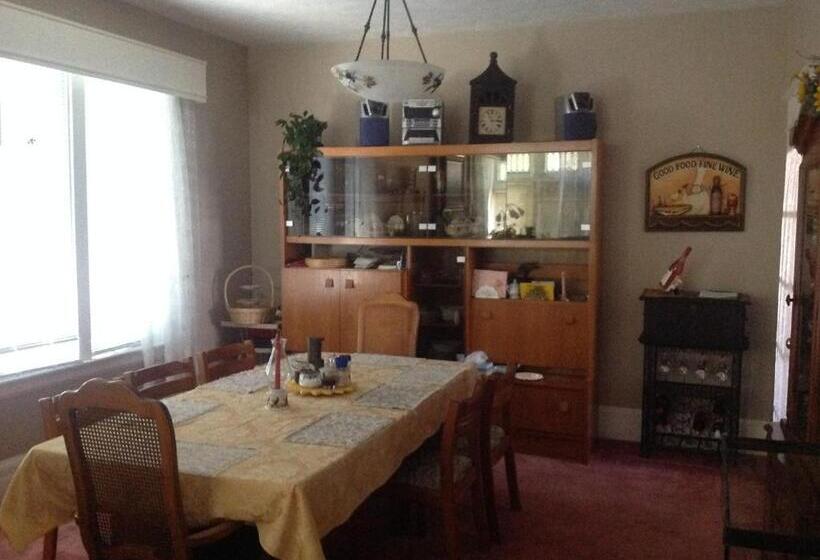 مبيت وإفطار 10th Avenue Guest House & Suites