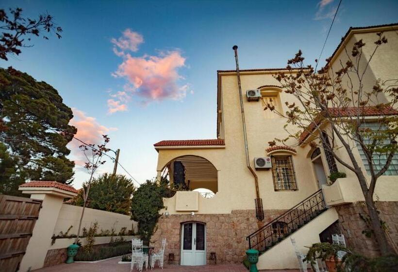 تختخواب و صبحانه Villa Pomme D'or