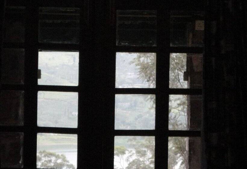 Отель Castlereigh Holiday Bungalow