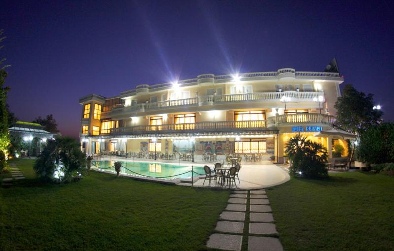 ホテル Kristall E Giardini Dell'eden