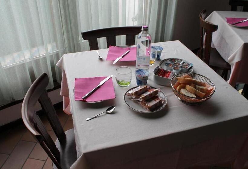 ホテル O'scugnizzo 2