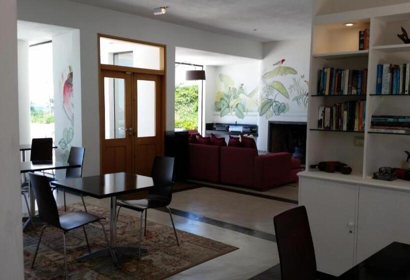 هتل Posada De Los Pajaros