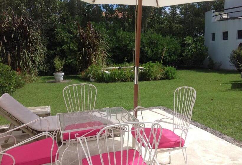 هتل Posada De Los Pajaros