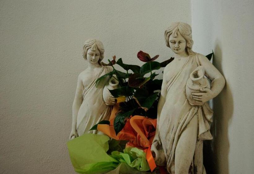 Villa Gherardi   B&b E Hostel