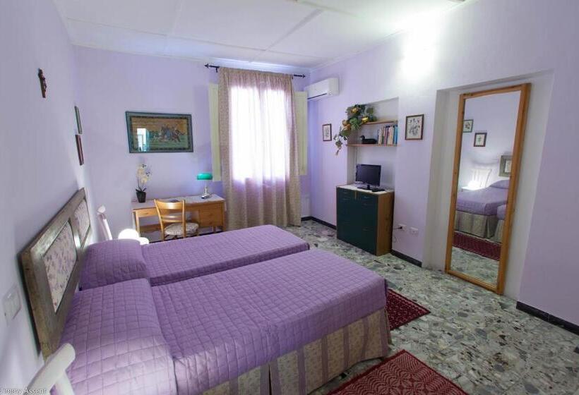 تختخواب و صبحانه Sassari In