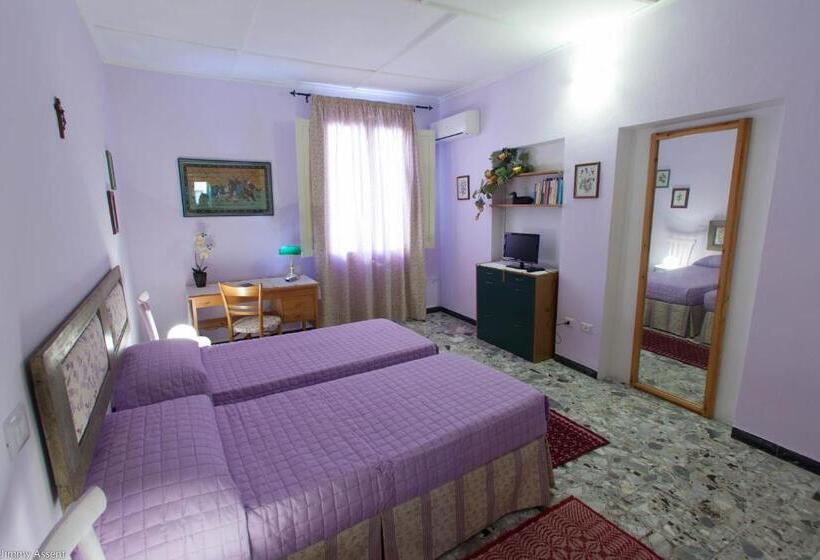 تختخواب و صبحانه Sassari In