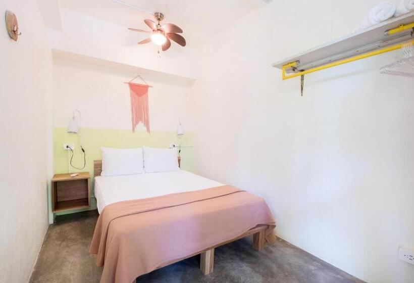 בית מלון כפרי Selina Manuel Antonio   Hostel