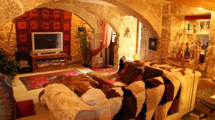 تختخواب و صبحانه Knights In Malta