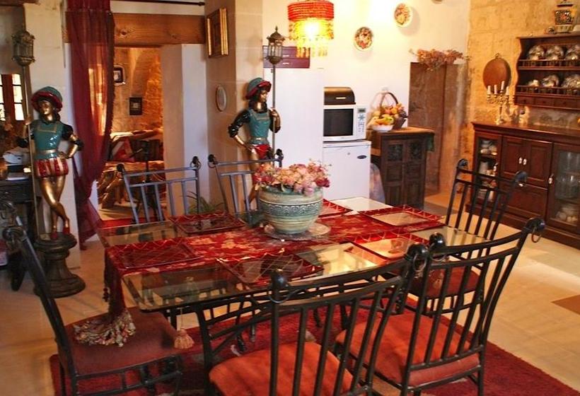 تختخواب و صبحانه Knights In Malta