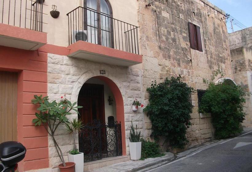 تختخواب و صبحانه Knights In Malta