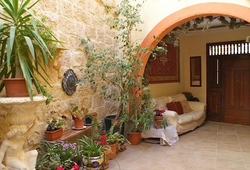 تختخواب و صبحانه Knights In Malta