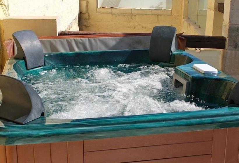 تختخواب و صبحانه Knights In Malta