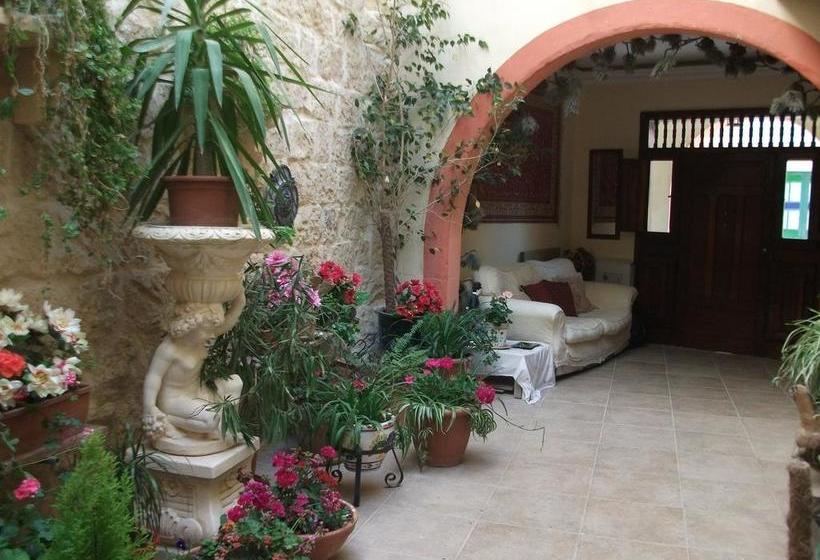 تختخواب و صبحانه Knights In Malta