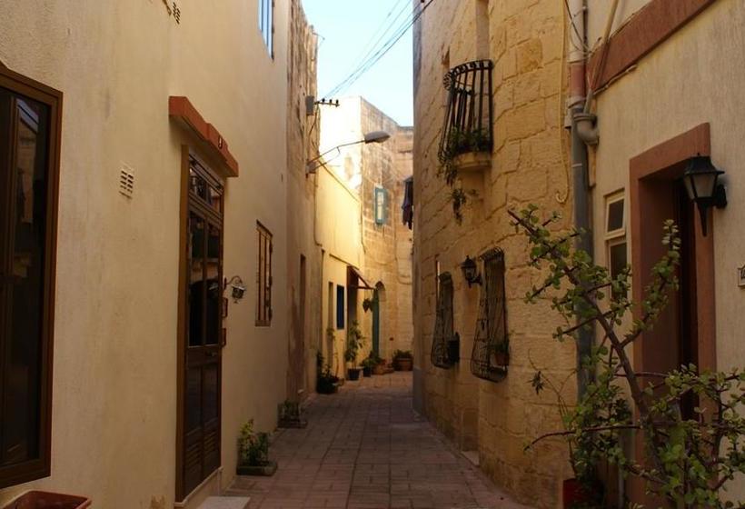 تختخواب و صبحانه Knights In Malta