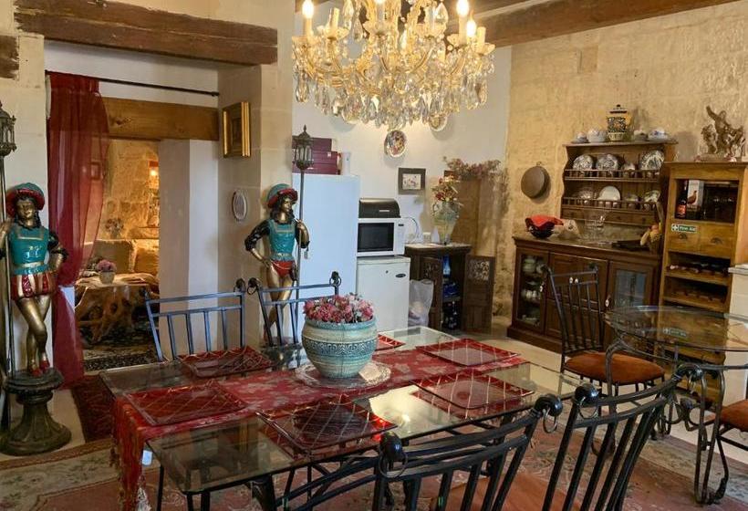 تختخواب و صبحانه Knights In Malta