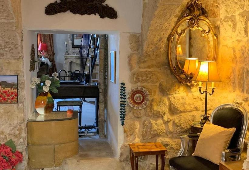 تختخواب و صبحانه Knights In Malta