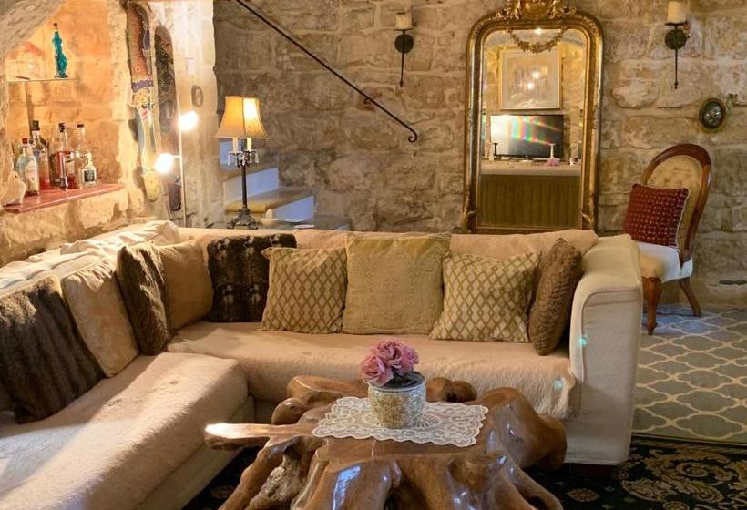 تختخواب و صبحانه Knights In Malta