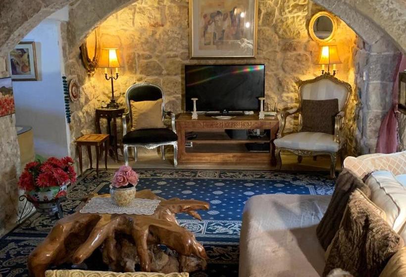 تختخواب و صبحانه Knights In Malta