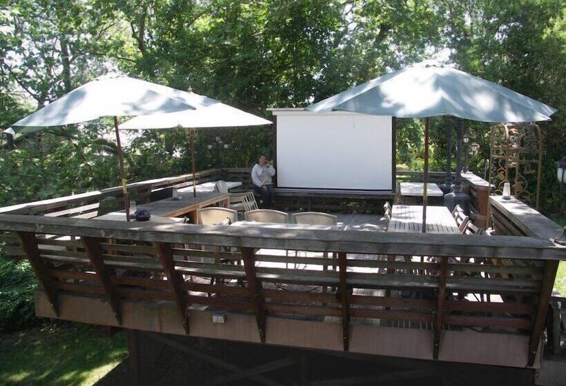 Robins Nest Bed & Breakfast