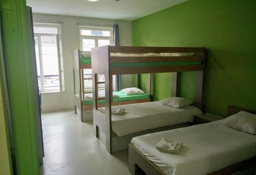 ユースホステル Auberge Des Remparts