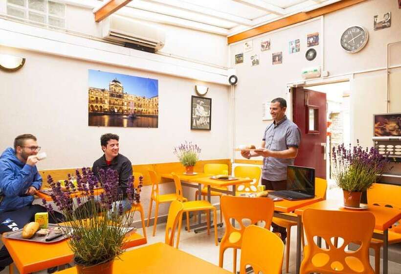 هاستل Auberge Internationale Des Jeunes