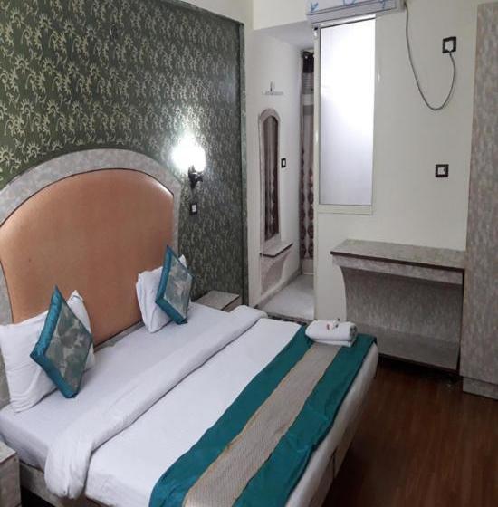 בית מלון כפרי Ambassador