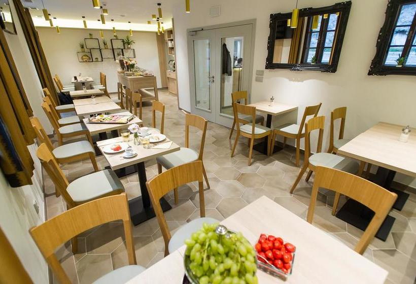 Garni Hotel Castle Bridge