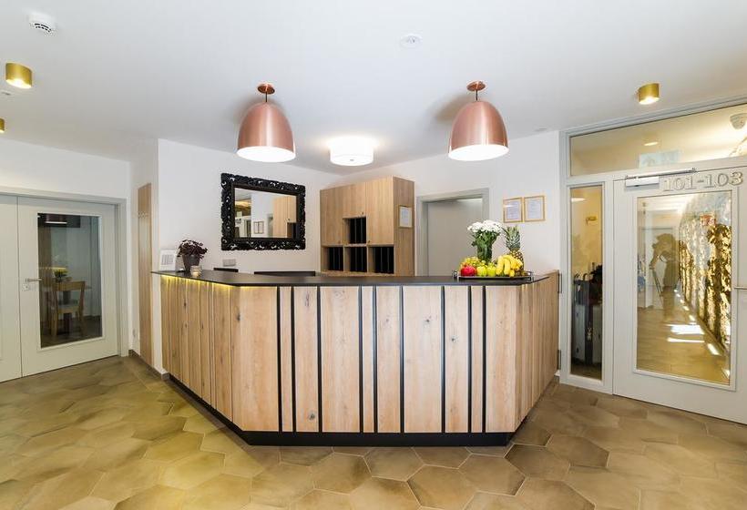 Garni Hotel Castle Bridge