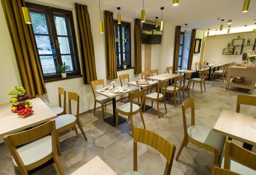 Garni Hotel Castle Bridge