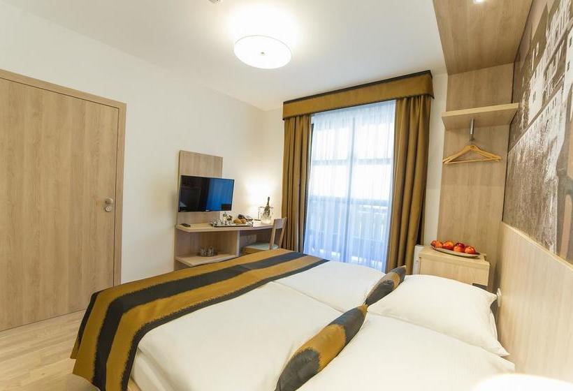 Garni Hotel Castle Bridge