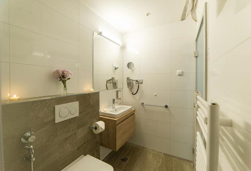 Garni Hotel Castle Bridge