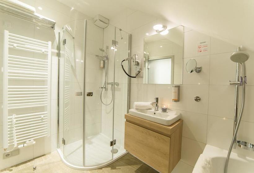 Garni Hotel Castle Bridge