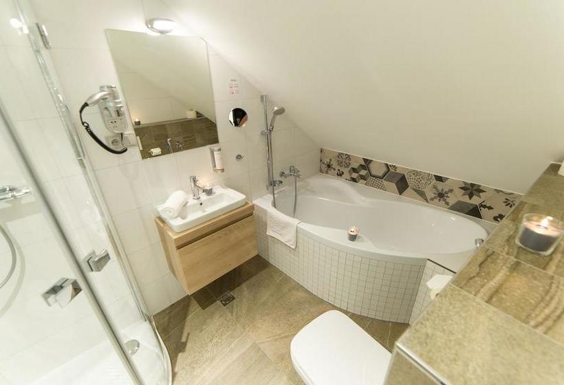 Garni Hotel Castle Bridge