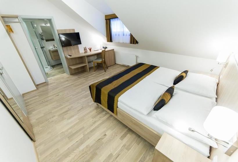 Garni Hotel Castle Bridge